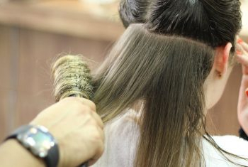 Quatro marcas de alisantes de cabelo são proibidos pela Anvisa