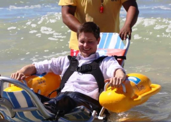 Cadeira de rodas anfíbia permite que pessoas com deficiência entrem no mar