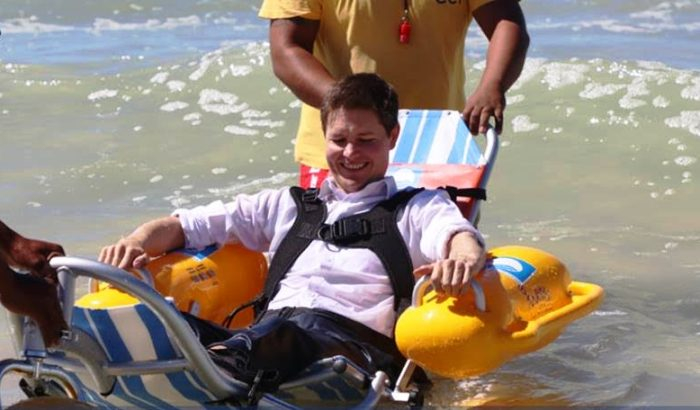 Cadeira de rodas anfíbia permite que pessoas com deficiência entrem no mar
