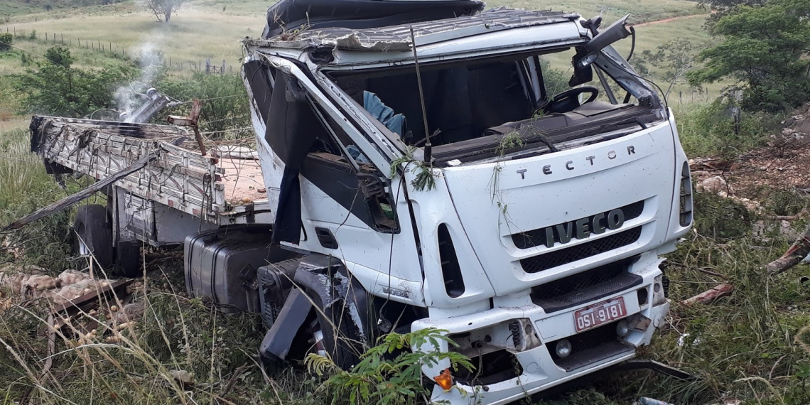 Motorista morre após caminhão tombar na BA-130, no município de Mairi