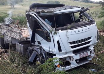Motorista morre após caminhão tombar na BA-130, no município de Mairi