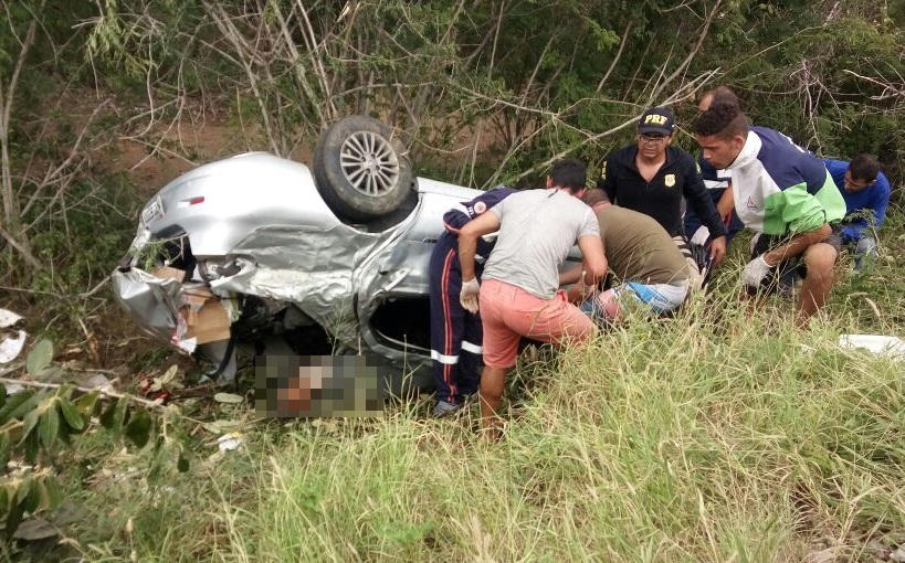 Uma pessoa morre e três ficam feridas em acidente na BR 407