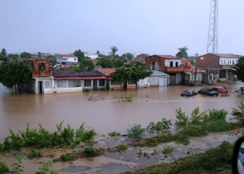 Araci – Forte chuva faz prefeito adiar ato público de entrega de veículos e assinatura de obras no valor de R$ 6 milhões