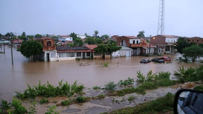 Araci – Forte chuva faz prefeito adiar ato público de entrega de veículos e assinatura de obras no valor de R$ 6 milhões