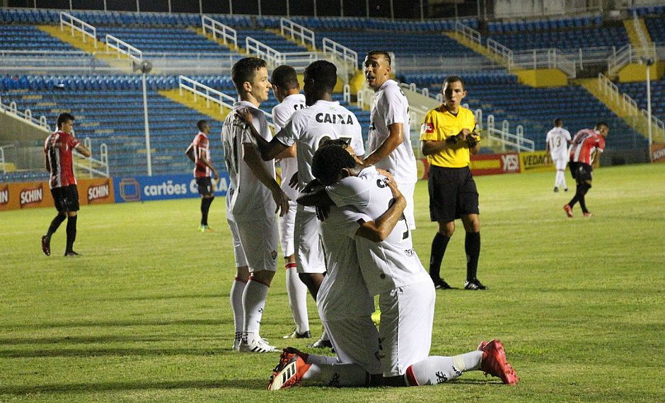 Copa do Nordeste: Vitória supera apagão e goleia o Ferroviário no Ceará