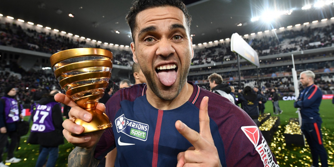 Daniel Alves chega ao 36º título e é o jogador mais vitorioso da atualidade