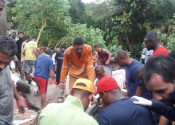 Desabamento de prédio mata criança e deixa soterrados no bairro de Pituaçu, em Salvador