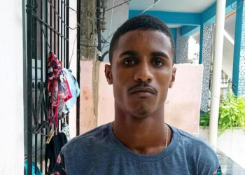 Homem tenta fugir de bloqueio e polícia descobre conversa de WhatsApp com confissão de homicídio