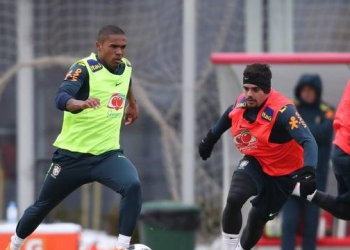 Tite confirma escalação de Thiago Silva e Douglas Costa contra Rússia