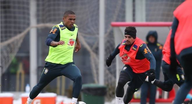 Tite confirma escalação de Thiago Silva e Douglas Costa contra Rússia