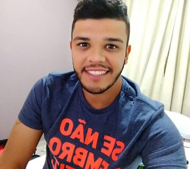 Jovem morre após acidente entre moto e caminhão em Feira de Santana