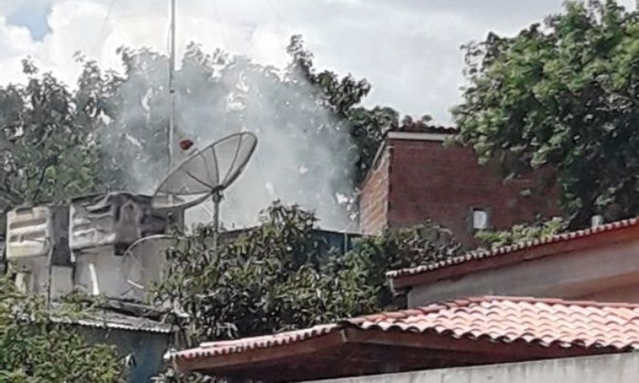 Presos queimam colchões durante rebelião na Delegacia de Valente