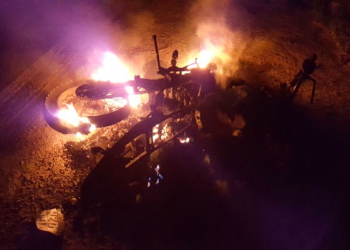 Motociclista morre após batida frontal com caminhão carregado com sal na Bahia; moto pegou fogo