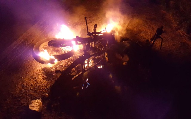 Motociclista morre após batida frontal com caminhão carregado com sal na Bahia; moto pegou fogo