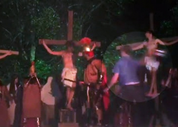 Homem invade palco e dá golpe de capacete para salvar “Jesus” em “Paixão de Cristo”; Veja o vídeo