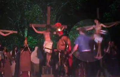 Homem invade palco e dá golpe de capacete para salvar “Jesus” em “Paixão de Cristo”; Veja o vídeo