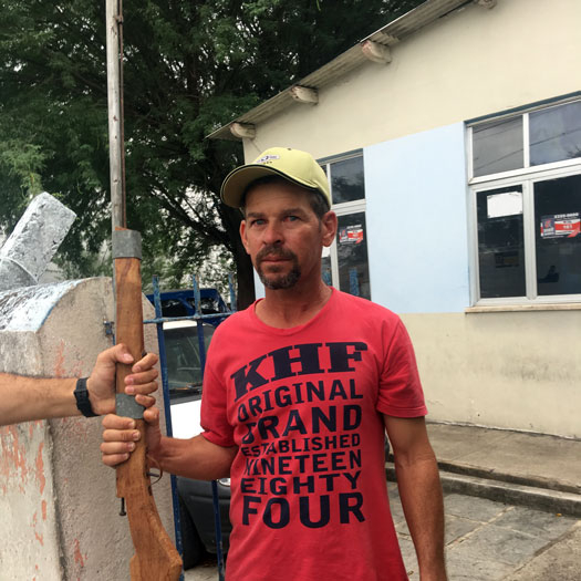 Homem flagra traição e dá tiro de espingarda em esposa e amiga dela