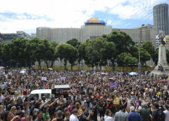 Corpo de Marielle chega à Câmara Municipal para velório