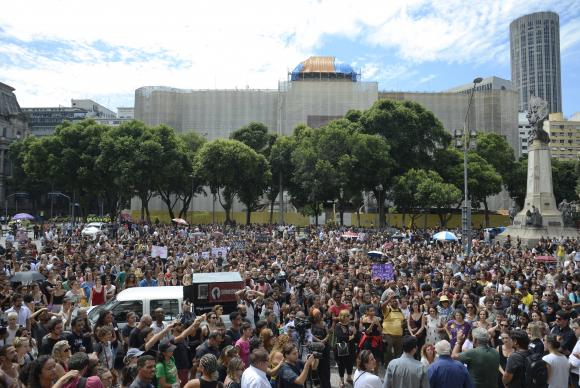 Corpo de Marielle chega à Câmara Municipal para velório