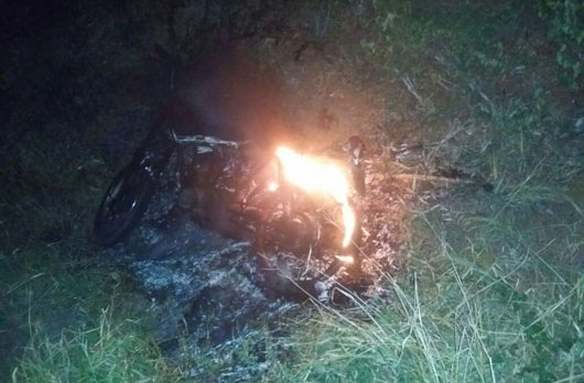 São Domingos – Moto fica sem gasolina, é levada por bandidos durante assalto e encontrada queimada