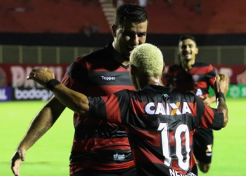 Copa do Brasil: Com três gols de Neilton, Vitória despacha o Bragantino e chega às oitavas de final