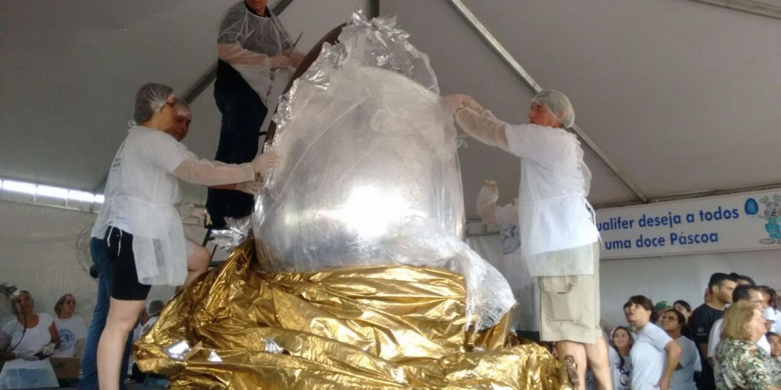 Ovo de Páscoa ‘gigante’ de 750 kg é distribuído aos moradores no interior de SP
