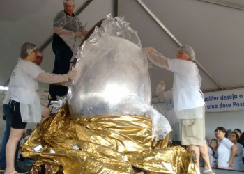 Ovo de Páscoa ‘gigante’ de 750 kg é distribuído aos moradores no interior de SP