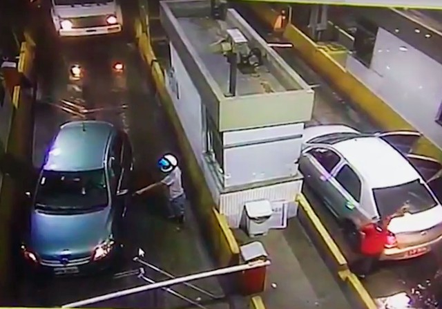 PM é baleado e motorista morre atropelado em assalto na praça de pedágio da BA-524