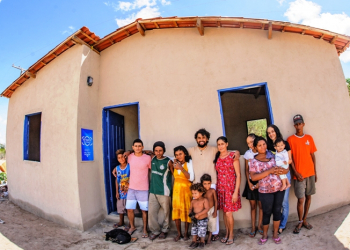 Projeto Retratos de Esperança entrega casa para ex moradores do lixão em Santaluz-BA