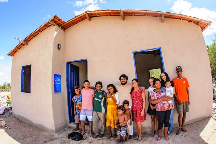 Projeto Retratos de Esperança entrega casa para ex moradores do lixão em Santaluz-BA