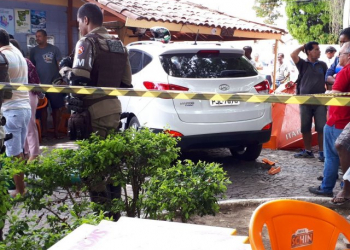 Motorista morre após perder o controle do carro e colidir em quiosque