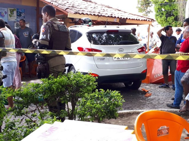 Motorista morre após perder o controle do carro e colidir em quiosque