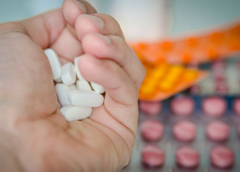 Médico alerta para riscos da automedicação