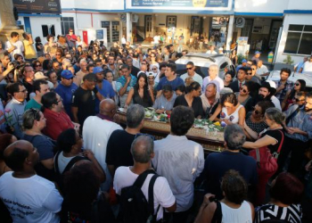 Sob aplausos e protestos, corpos de vereadora e motorista são sepultados no Rio