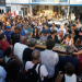 Sob aplausos e protestos, corpos de vereadora e motorista são sepultados no Rio