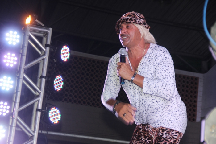 De volta aos palcos, Tiririca mostrou irreverência e provocou risos no Ginásio de Esportes de Coité