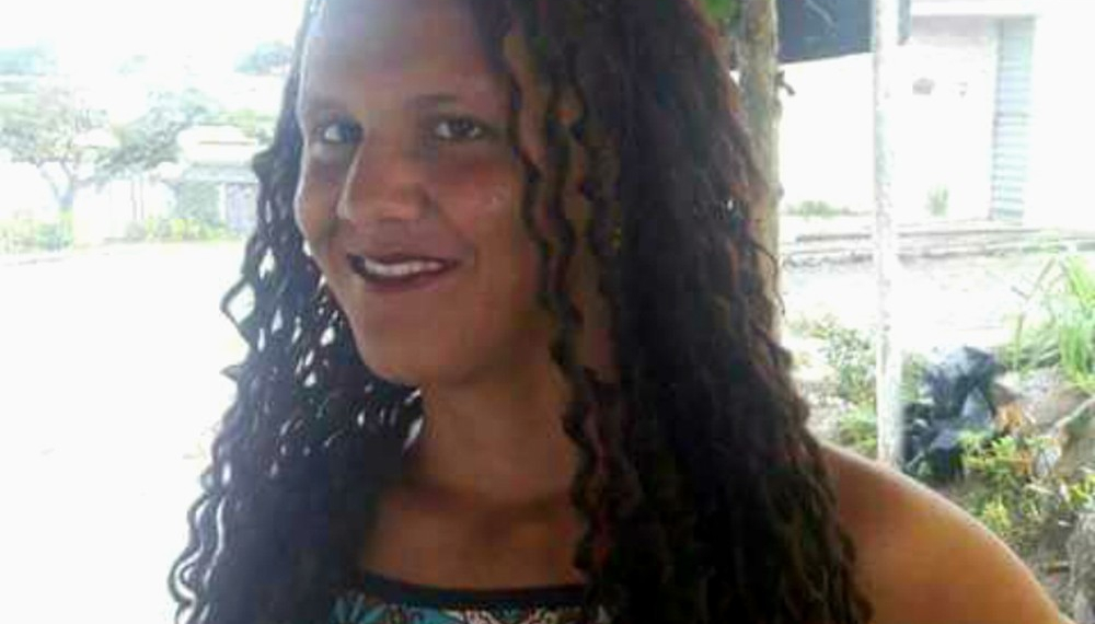 Travesti de 17 anos é morta; homem que mantinha relacionamento com vítima confessa crime e alega ciúmes