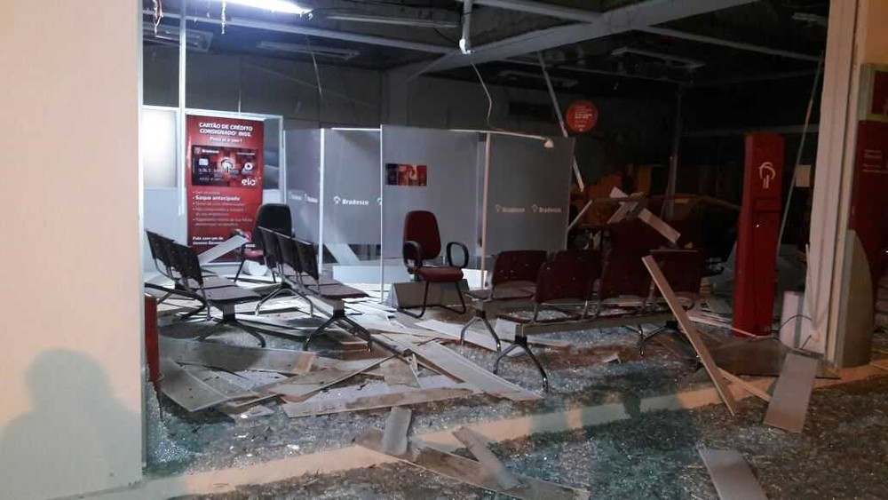 Quadrilha atira contra pelotão da PM e destrói com explosões único banco de Chorrochó, norte da Bahia