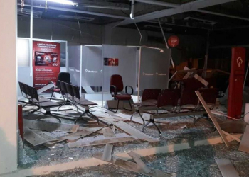 Quadrilha atira contra pelotão da PM e destrói com explosões único banco de Chorrochó, norte da Bahia