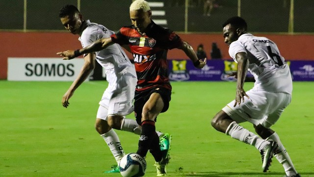 Copa do Nordeste: Vitória sai perdendo para o ABC, vira o jogo e cede empate nos acréscimos