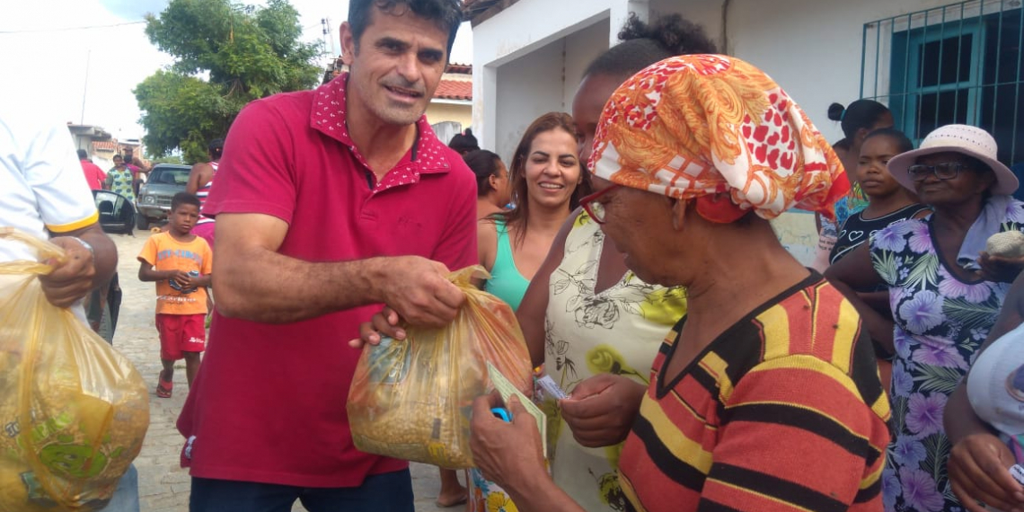 Prefeitura de Retirolândia distribui alimentos da Semana Santa para a população carente