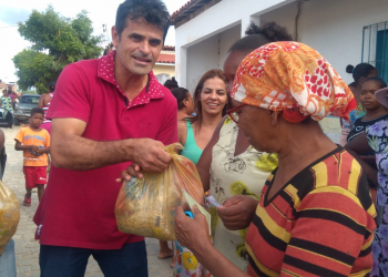 Prefeitura de Retirolândia distribui alimentos da Semana Santa para a população carente