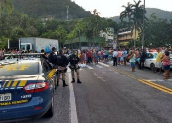 Em 24 horas, Rio tem chacina em baile funk, PMs mortos e bloqueio de rodovia com corpos