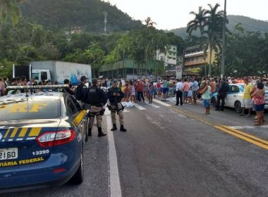 Em 24 horas, Rio tem chacina em baile funk, PMs mortos e bloqueio de rodovia com corpos