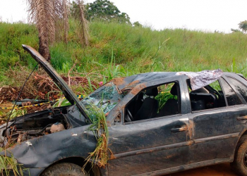 Suspeitos de assaltar clientes em bar capotam carro durante fuga e um morre