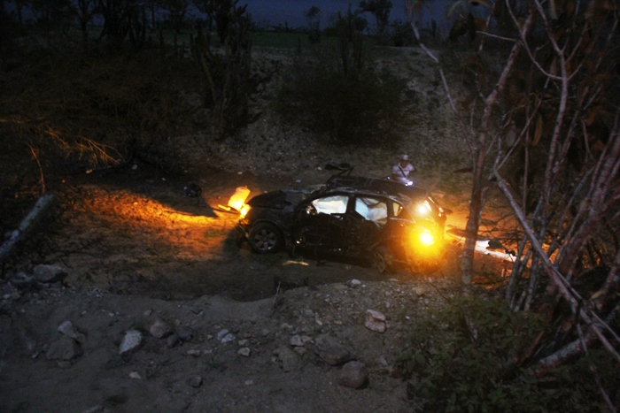 Colisão envolvendo carro e moto deixa dois mortos e seis feridos na saída Santaluz-Queimadas (Atualizada ás 03h04)