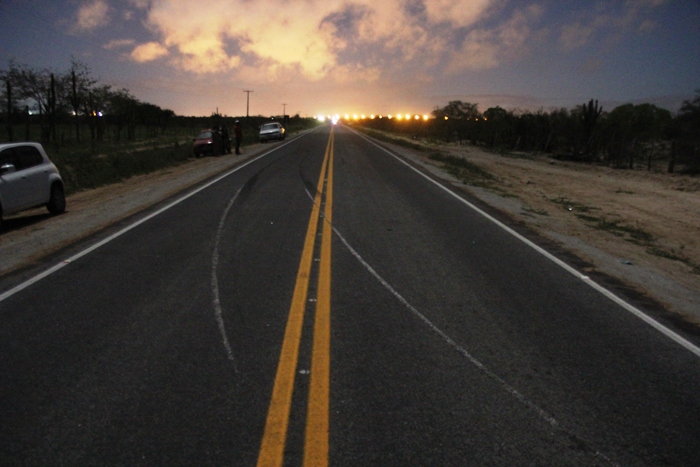 Colisão envolvendo carro e moto deixa dois mortos e seis feridos na saída Santaluz-Queimadas (Atualizada ás 03h04)