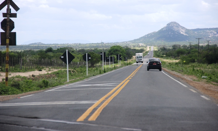 Colisão envolvendo carro e moto deixa dois mortos e seis feridos na saída Santaluz-Queimadas (Atualizada ás 03h04)