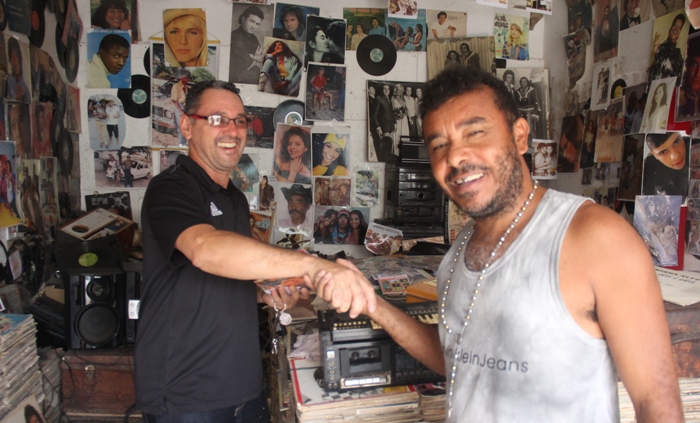 Em plena era digital comerciante tira o sustento da compra e venda de discos em vinil