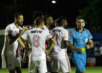 Trio de arbitragem de Vitória x Flamengo é afastado pela CBF